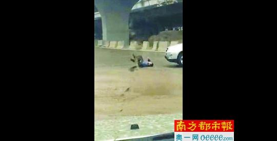 男子冲到货车底躺地上称想自杀 附近店主称碰瓷