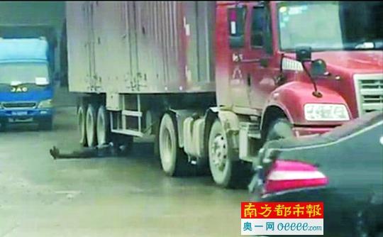 男子冲到货车底躺地上称想自杀 附近店主称碰瓷