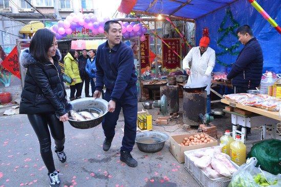 沈阳一对新人办7天流水席 亲自下厨不收红包(图)