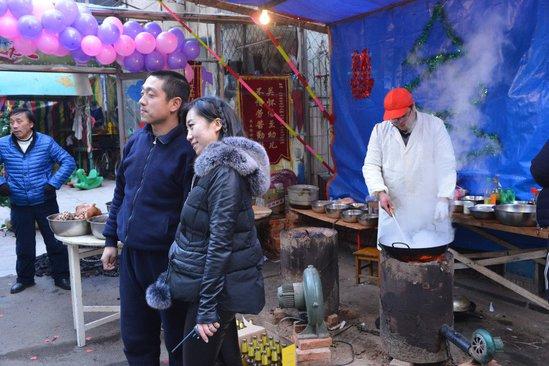 沈阳一对新人办7天流水席 亲自下厨不收红包(图)