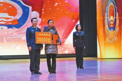 派出所长因劳累过度牺牲 追授二级英模奖励3万
