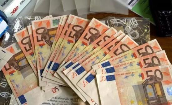 意大利卡塔尼亚国际机场警员和海关工作人员近日查获一名欲携带大量现金回中国的华人女子