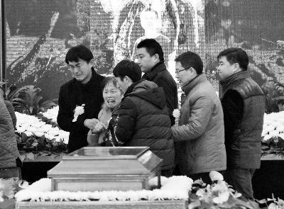 清华师生送别爆炸遇难博士后 化学系设安全日