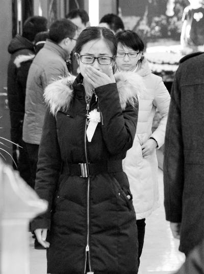 清华师生送别爆炸遇难博士后 化学系设安全日