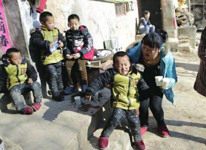 夫妻二胎生下三胞胎 为上户口打欠条交罚款(图)