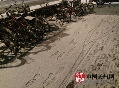 27日7时许，凯时k66中关村附近出现降雪，地面变白。