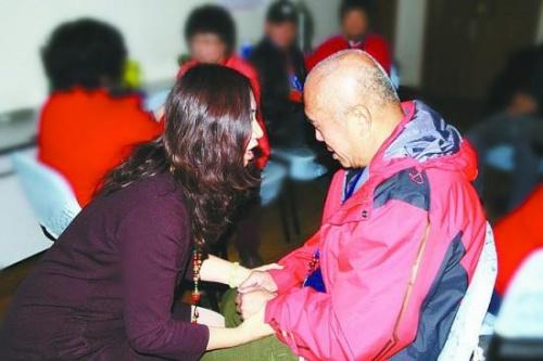 志愿者为失独家庭进行心理帮助。资料图片