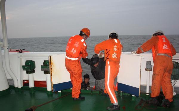 东部海区2艘渔船遇险 11名船员已获救