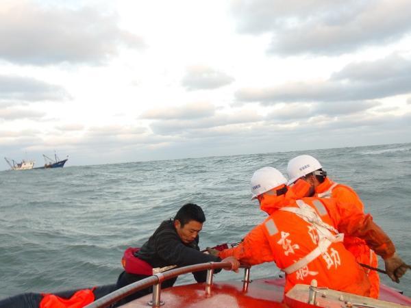 东部海区2艘渔船遇险 11名船员已获救