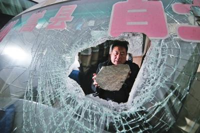 40斤大石头穿过车窗砸中客车司机胳膊 鲜血直流 