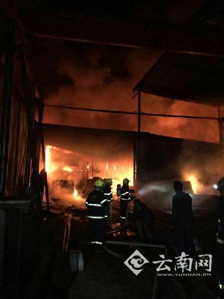 昆明信德物流城突起火 火场内有300公斤柴油
