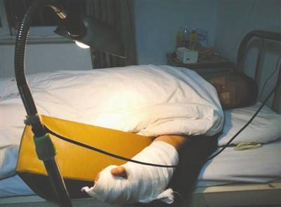 小伙送外卖与大学保安发生纠纷割腕自残(图)