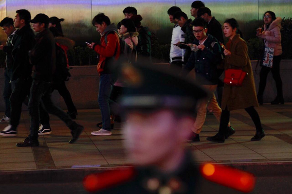 武警官兵守护上海跨年夜 动用4000余名官兵