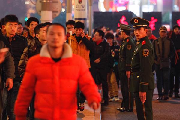 武警官兵守护上海跨年夜 动用4000余名官兵