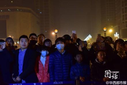 成都持续雾霾天气 市民戴口罩看升旗仪式(图)