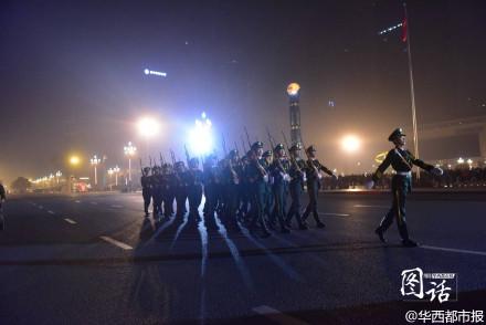 成都持续雾霾天气 市民戴口罩看升旗仪式(图)