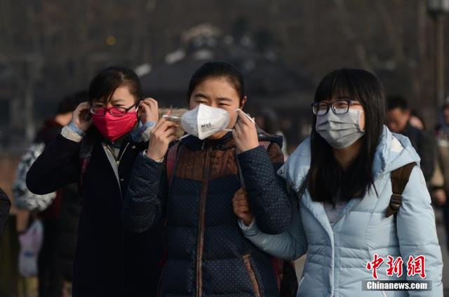 元旦雾霾“锁杭城” 游客霾中探西湖(图)