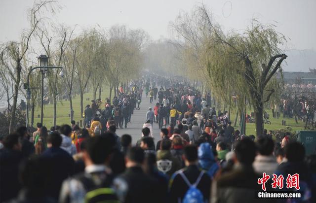 元旦雾霾“锁杭城” 游客霾中探西湖(图)