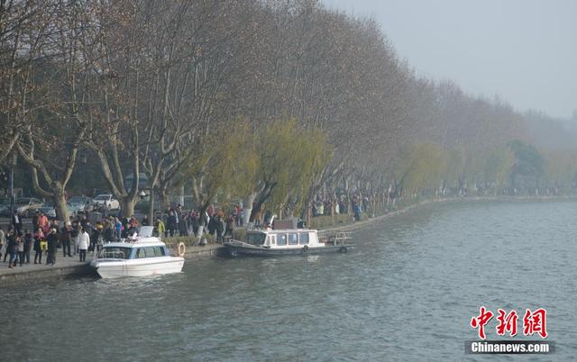 元旦雾霾“锁杭城” 游客霾中探西湖(图)