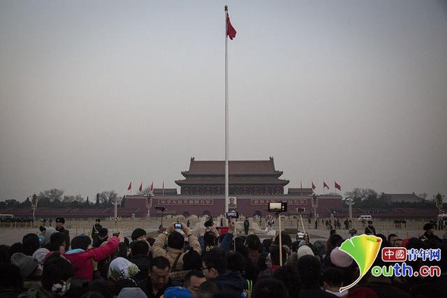 升旗仪式过程中,全场数万名群众齐声高唱国歌。 中国青年网记者李拓 摄