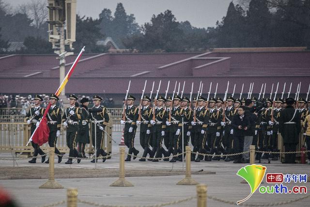 国旗护卫队经过金水桥,整齐的走向天安门广场。 中国青年网记者李拓 摄
