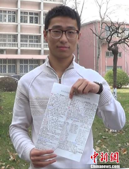 一位学生展示考试时使用过的复习纸。 蔡迅翔 摄