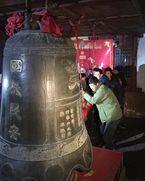 游客登泰山之巅 敲钟祈福看日出迎新年(图)