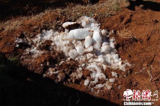 云南宣威发生“晴空坠冰”事件 疑是陨冰