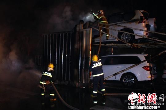运车货车高速公路起火 价值近千万豪车被烧毁