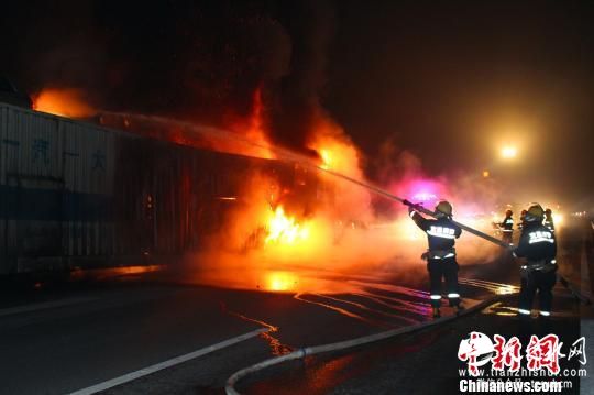 运车货车高速公路起火 价值近千万豪车被烧毁