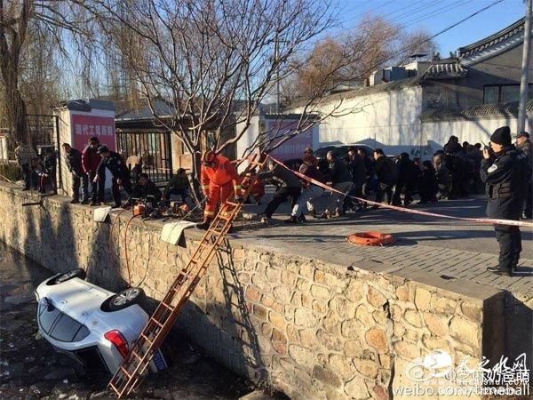 颐和园附近一轿车坠河 司机已无生命迹象