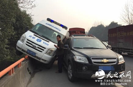 成都私家车占用应急道 救护车被逼上护栏