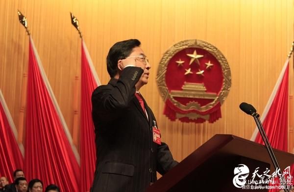 于伟国向宪法宣誓，就任新一任福建省省长。詹托荣摄