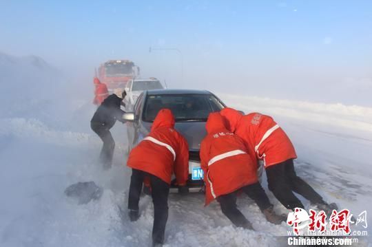 新疆玛依塔斯遭遇风吹雪417名滞困旅客被转移