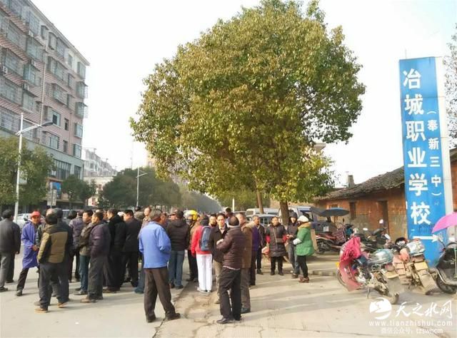 这是1月19日拍摄的事故现场附近的围观群众手机拍摄。新华社发