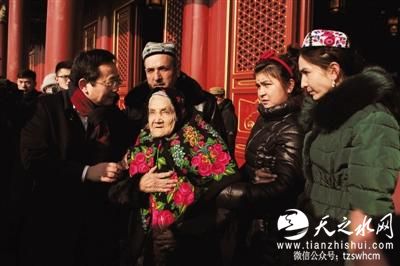 106岁新疆维吾尔族老人凯时k66圆梦 登上天安门城楼