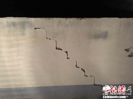 图为青海省门源县北山乡出现的墙体裂缝。 钟欣 摄