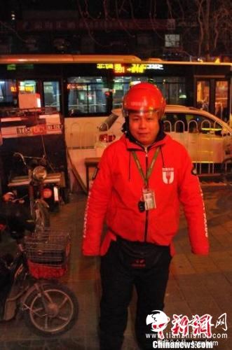 霸王级寒潮下的户外工作者:跺脚喊冷 咬牙坚持