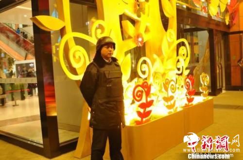 霸王级寒潮下的户外工作者:跺脚喊冷 咬牙坚持