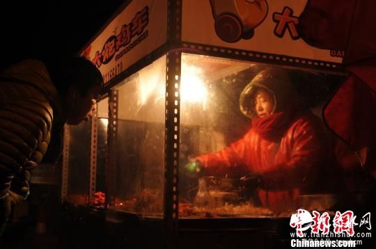 “霸王级”寒潮下的户外工作者:跺脚喊冷咬牙坚持