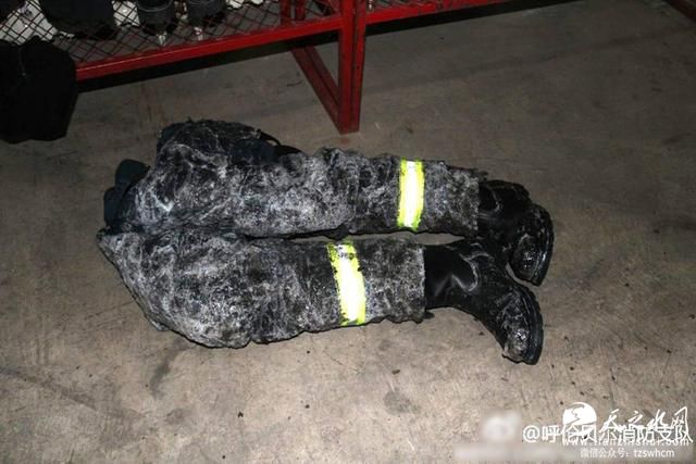 零下45度！消防员战斗服被冻硬 瞬间结成冰甲
