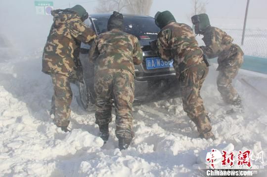 新疆216国道5人被暴风雪围困 武警官兵及时救援