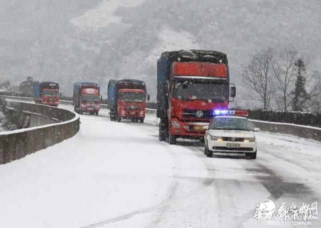 雅西高速大雪关闭 30人被困遭遇雪夜惊魂