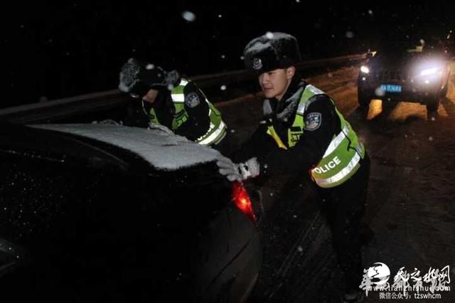 雅西高速大雪关闭 30人被困遭遇雪夜惊魂