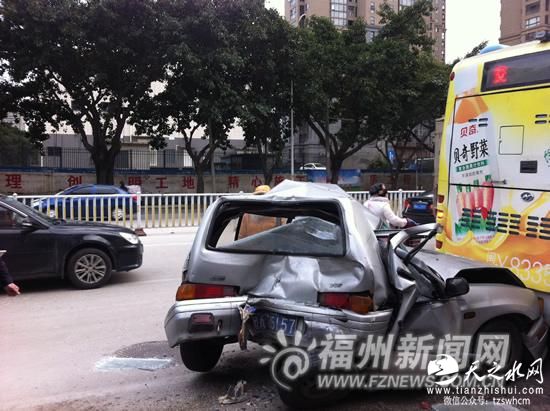 福州4车追尾 小车变形如纸团司机侥幸逃生(图)