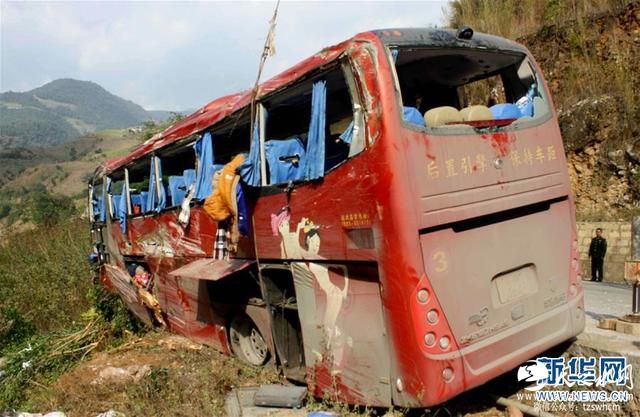 侧翻的大巴车（1月24日摄）。据云南省临沧市公安局新闻办通报，1月24日8时20分许，临沧市永德县境内发生一起大巴车侧翻事故，导致2名乘客当场死亡，17名乘客不同程度受伤。目前，伤者已全部送至医院医治。新华社发