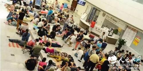 在北京的很多医院，排队通宵挂号已成常态