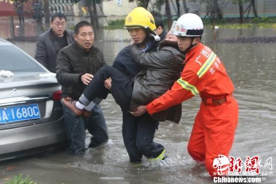 江南华南局地出现强降雨 致广东广西11人死亡