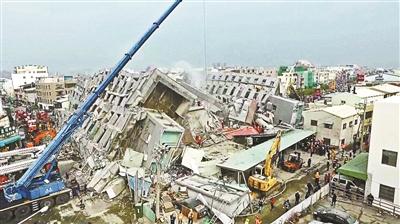台湾地震致大楼倒塌成两截 被质疑早有安全隐患