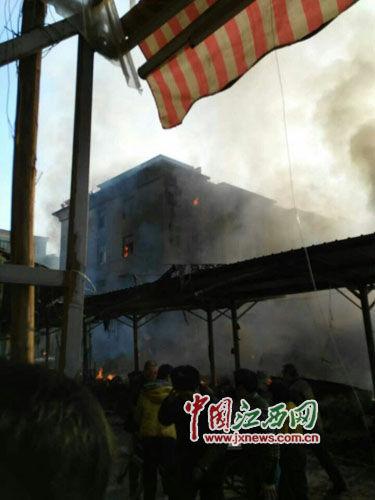 江西一集镇发生火灾 多栋房屋被烧(图)